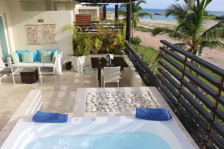 5 Stars romantic beach front condo with a jet tub