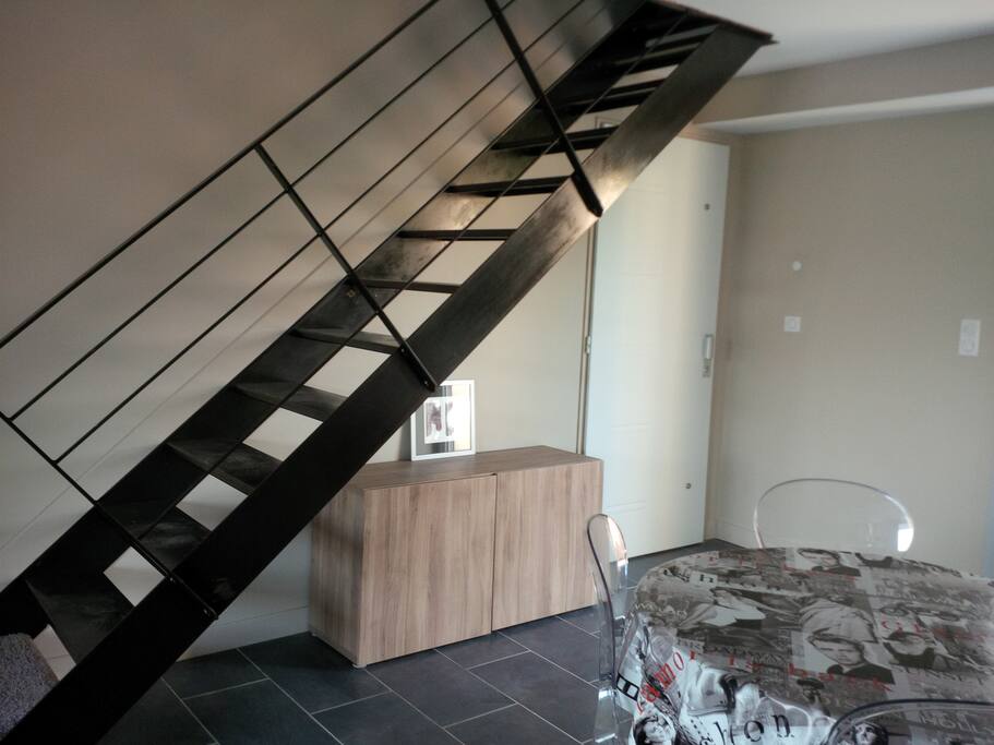 escalier vers etage et porte entrée