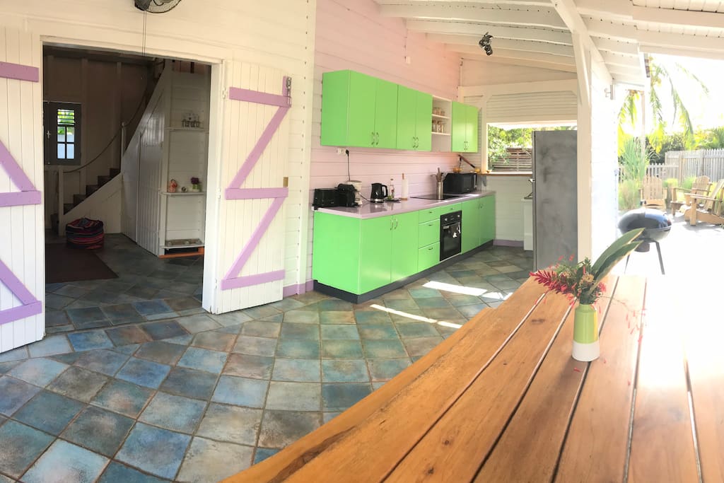 Coin repas et cuisine sur la terrasse à notre façon antillaise