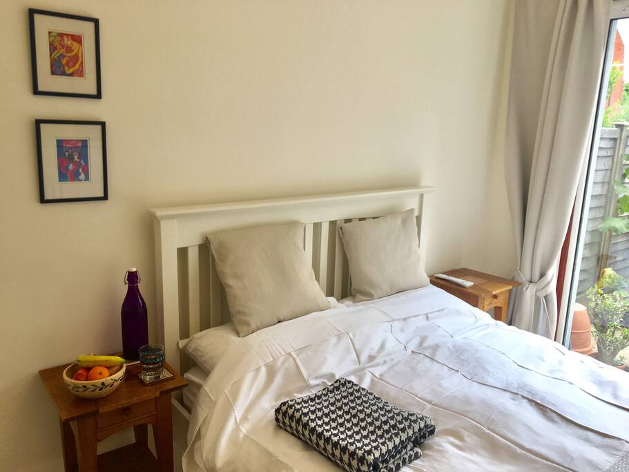 Comfortable ground floor room with garden view and access