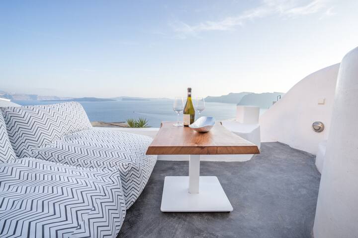 Gaia Suites | Earth Suite with Outdoor Jacuzzi gallery image 2