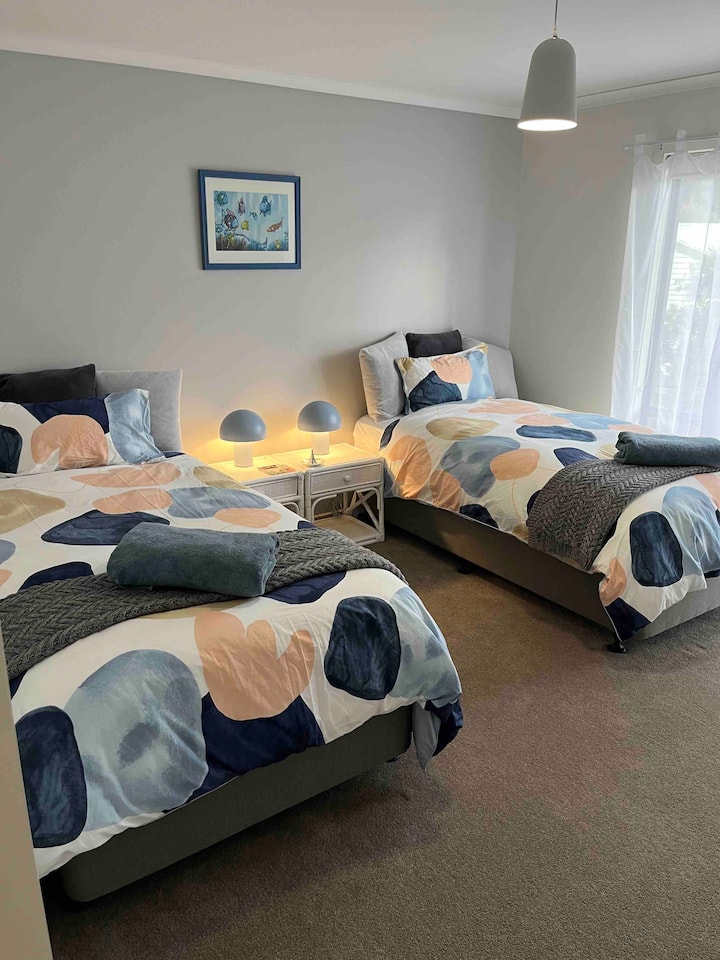 Krevate dopio "king" me pamje nga kopshti i përparmë vendas 