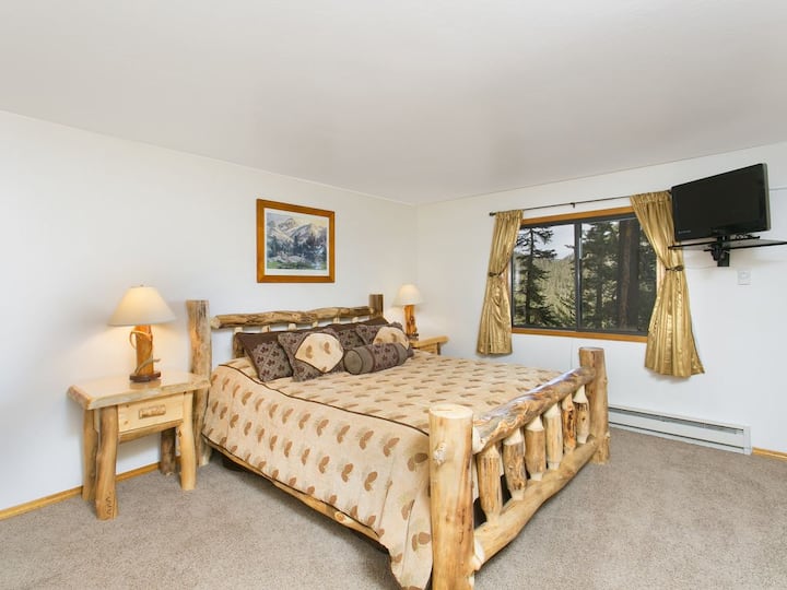 Dormitorio principal con cama tamaño king, TV.