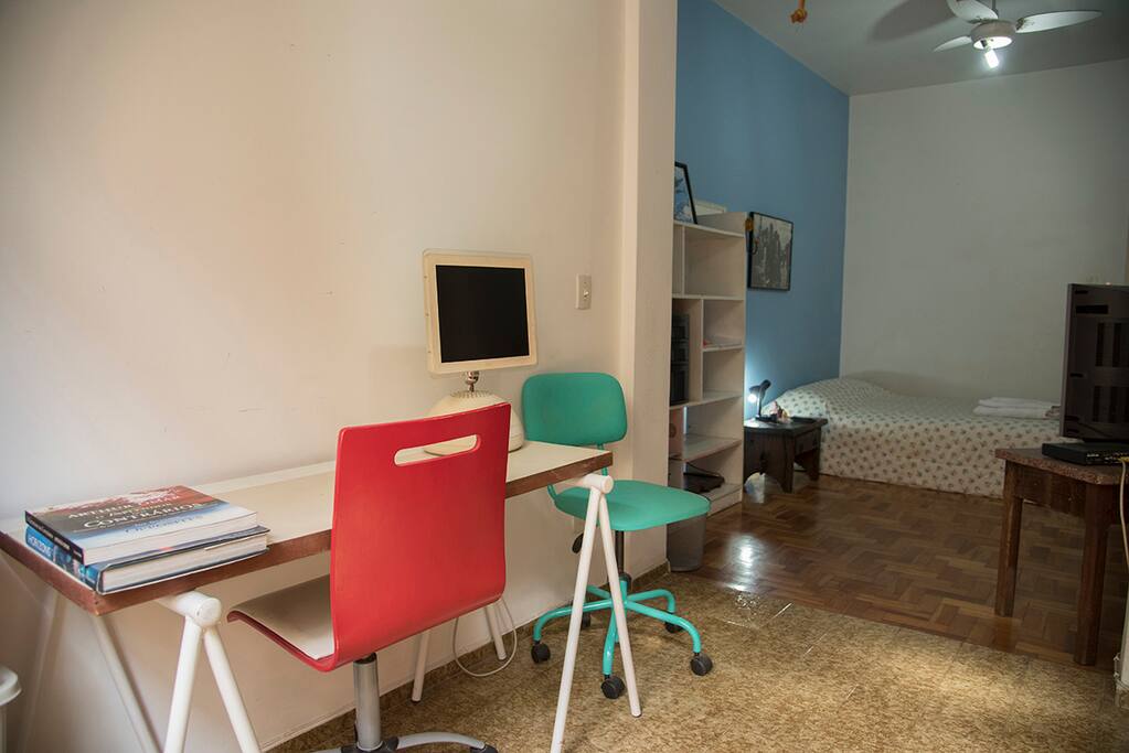 Área de trabalho dentro do quarto