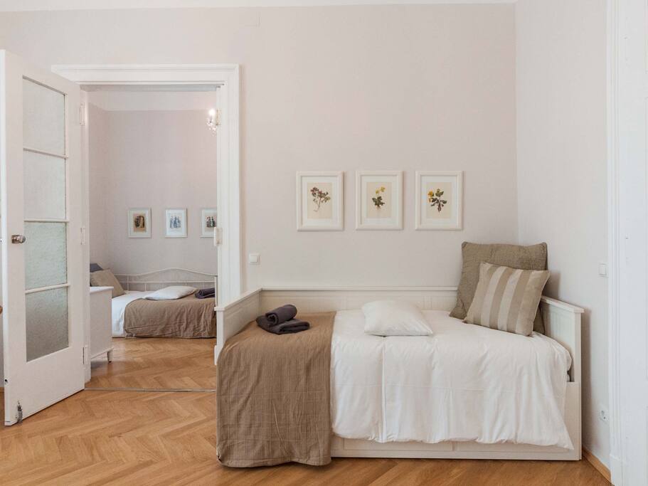 Master bedroom, single bed (80x200cm) that can also be deployed into a queen size bed (160x200cm)