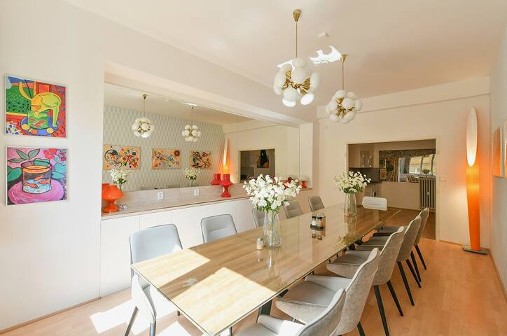 Big cozy apartment in the centre (5 BDRS + 3 BTHR)