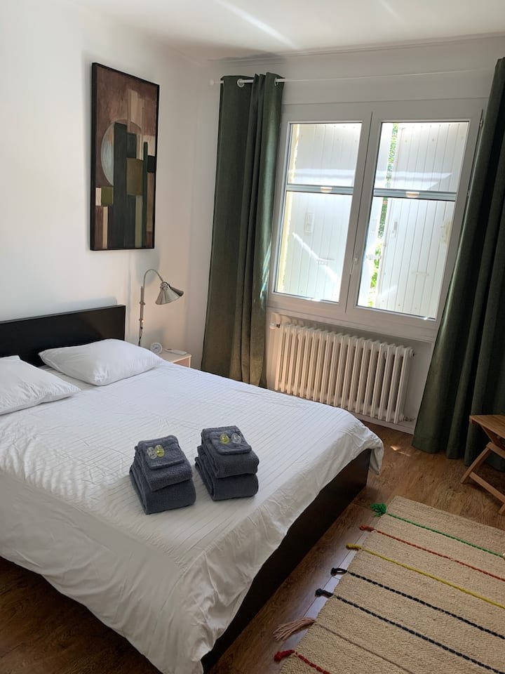 Bedroom 2: air-conditioned, 160 x 200 bed, large wardrobe. Big bathroom + toilet, renovated in 2020, opposite this room.
Bedroom 2: airconditioning, bed 160x200, large wardrobe. Spacious bathroom + WC, renovated in 2020, opposite this bedroom.