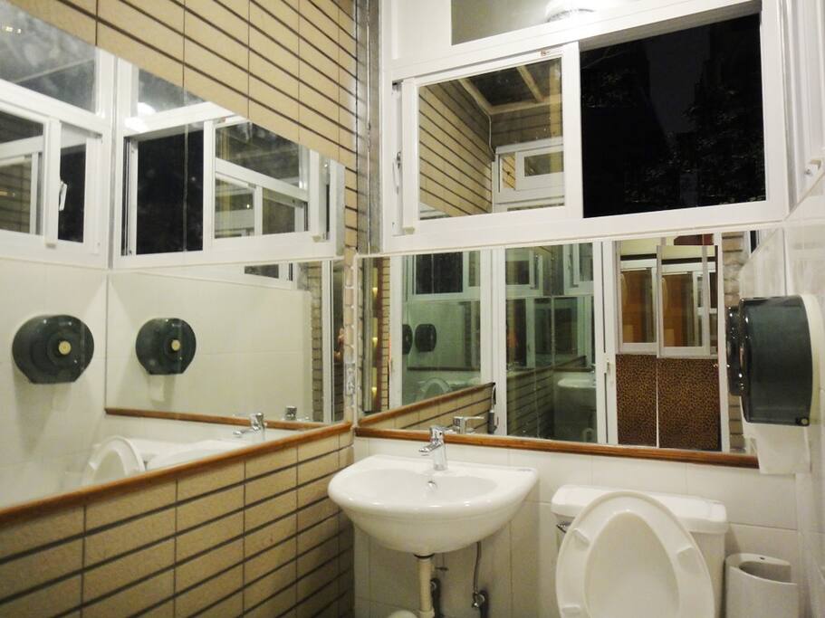 共用的衛浴設備 Shared bath rooms