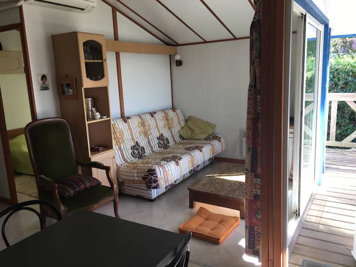 Sebule yenye sofa yake na mwonekano wa ziwa