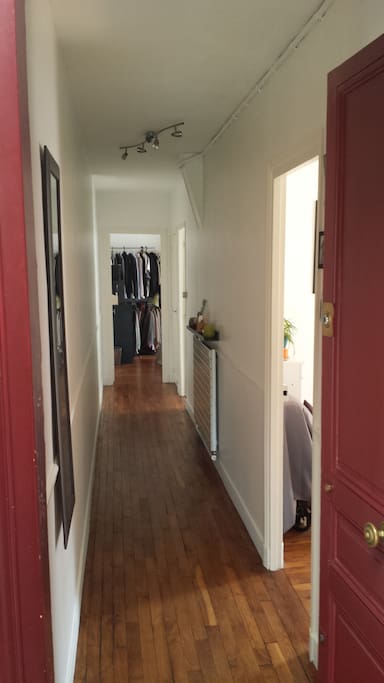 Le couloir d'entrée, désservant, dressing, salon, cuisine, toilettes et la chambre / The main corridor leading to the living room, the kitchen, the toilets and the bedroom !