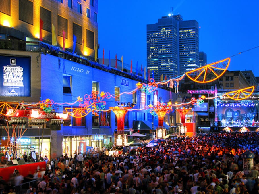 DO NOT MISS THE MOST FAMOUS JAZZ FESTIVAL IN THE WORLD, FROM JUNE 28 TO JULY 7
NE MANQUEZ PAS LE PLUS CÉLÈBRE DES FESTIVAL DE JAZZ AU MONDE, DU 28 JUIN AU 7 JUILLET 2018