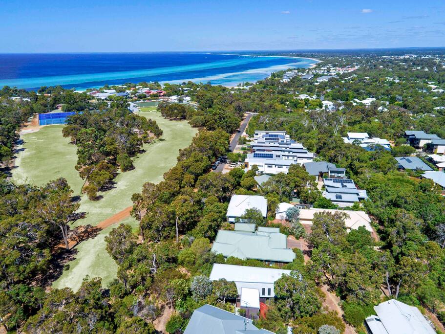 Overlooking Dunsborough Country Club Golf Course and a 10min walk to Old Dunsborough beach!