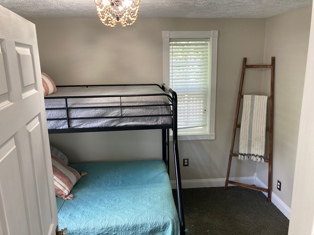 Spálňa s oddelenými posteľami nad plnými lôžkami. 