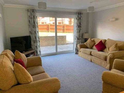 Detached 3 bed house,close to the beach!