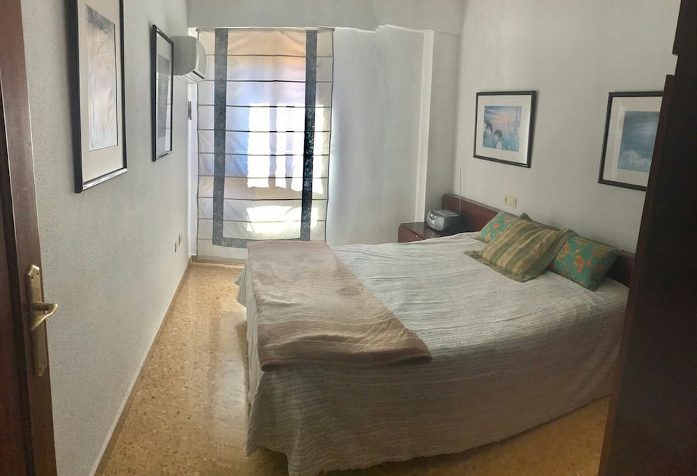 Habitación principal con cama doble