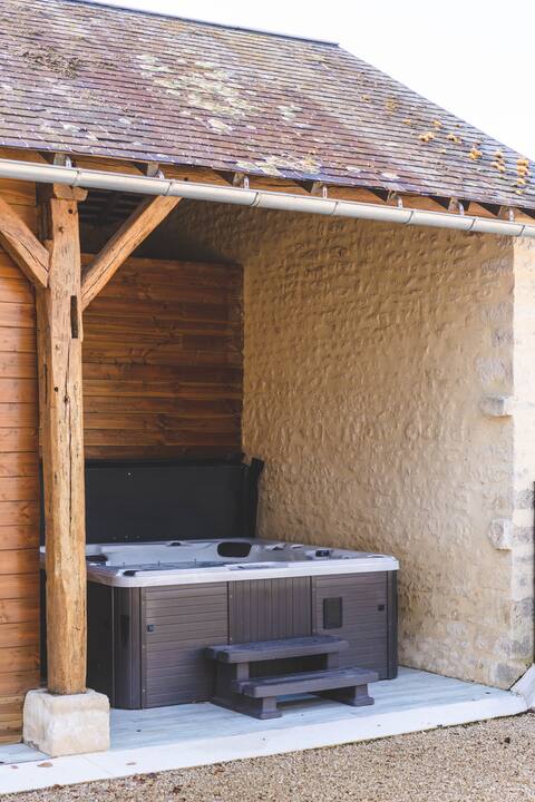 Stone cottage, swimming pool, spa, Futuroscope Poitiers