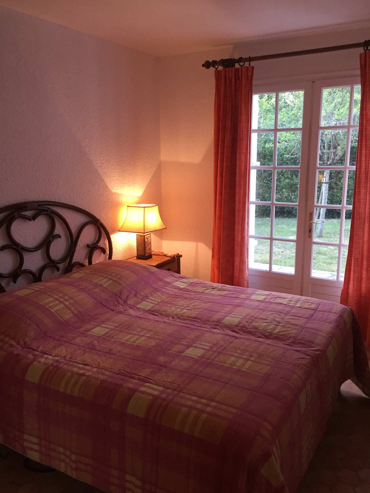 Jedna od tri spavaće sobe (sve su opremljene tuš kabinom) i za dvije terase...