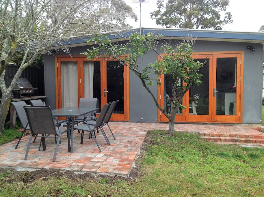 Enjoy Husky weather outside surrounded by citrus trees, on this beautiful brick deck. You are welcome to use the BBQ.