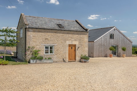 Charming, country cottage near Bath.