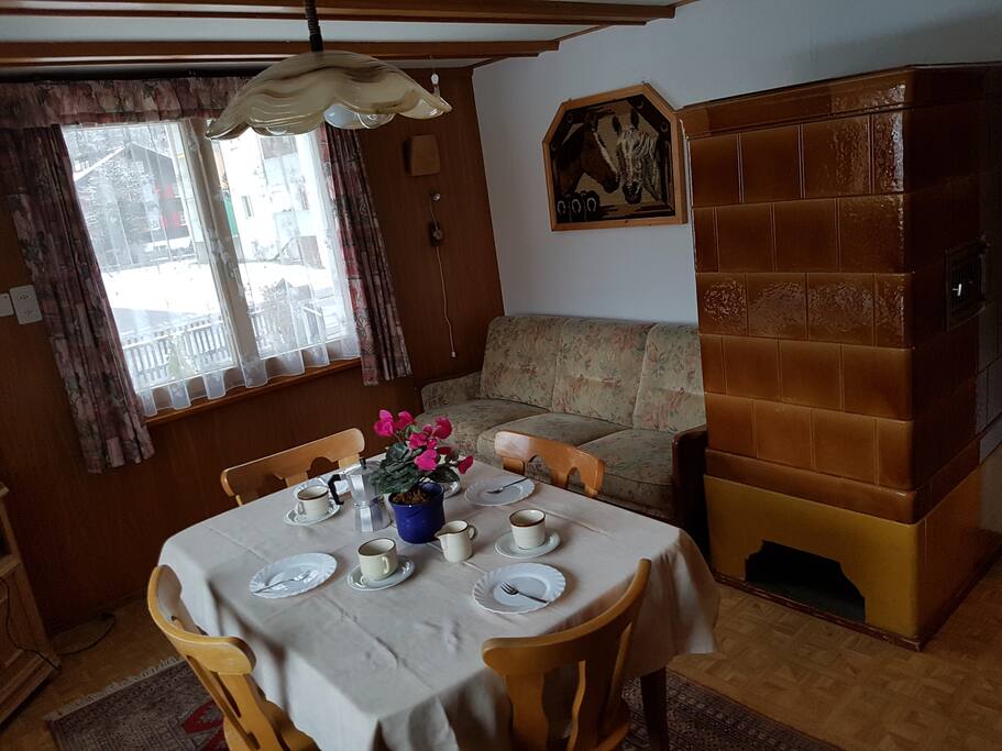 Wohnzimmer mit Kachelofen
