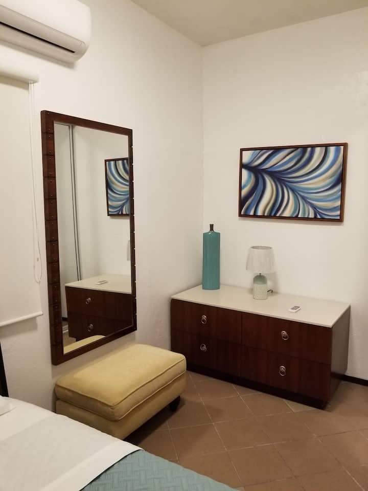 هذا جزء من الغرفة الأولى العثمانية والخزانة والمرآة الكبيرة الرائعة للحصول على اللباس جاهز للخروج.