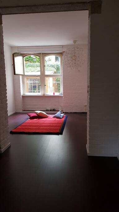 Schlafplatz: 1.60m breite superbequeme Kapokmatte /Massagematte auf dem Boden