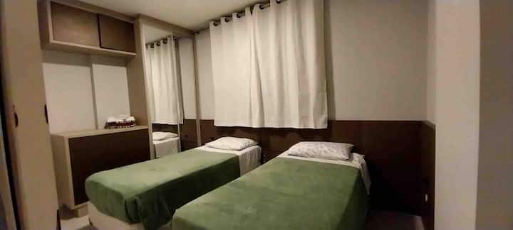 Due letti singoli con i letti ausiliari.