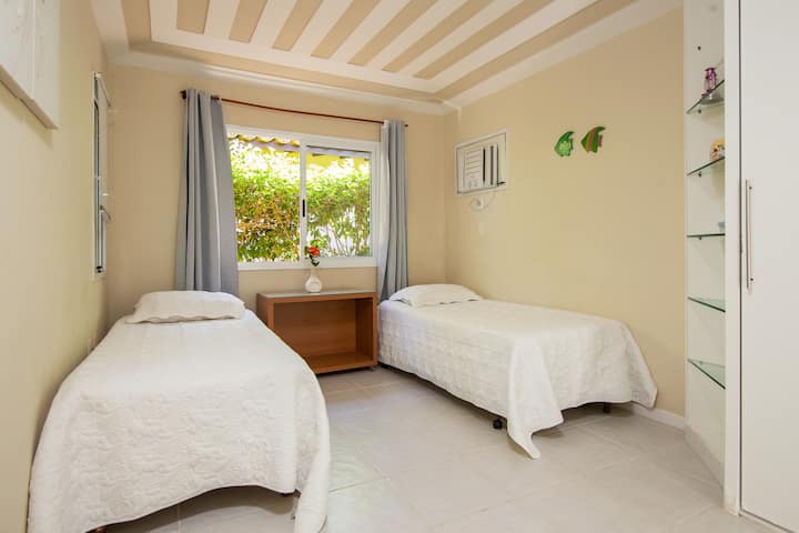 Მეორე ფლიგელი პირველ სართულზე. Ორი ბი საწოლით, რომელიც 4 ადამიანს იძლევა. 