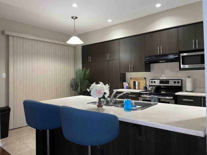 4 Bedroom Luxury Barrhaven House - Ottawa