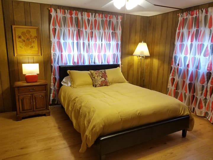 Glavna spavaća soba. Razne toaletne potrepštine dostupne su na policama prije glavne kupaonice.