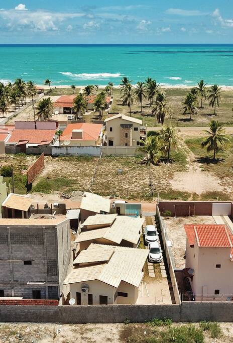 VISTA AÉREA DOS CHALÉS PARA O MAR DA BARRA DE CUNHAÚ. Local para PRÁTICA DE KITESURF.