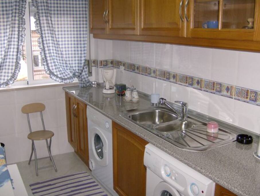 Cozinha Equipa com Frigorífico, Micro Ondas, e fogão