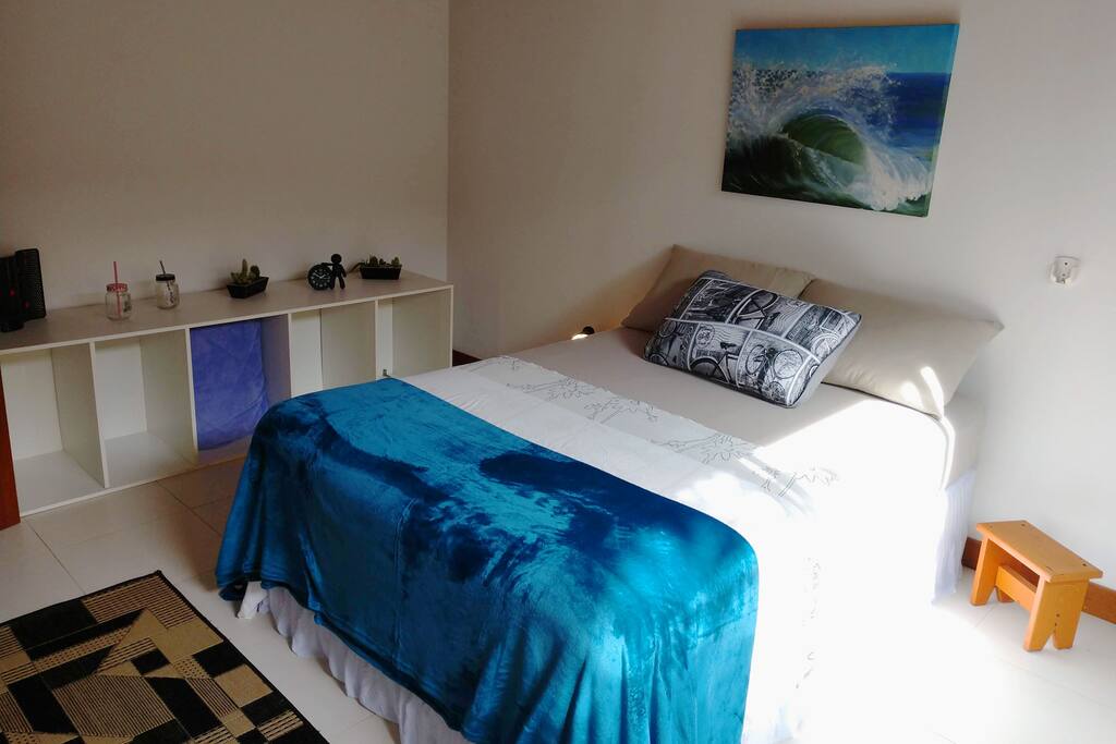 Quarto amplo e com ótima iluminação natural.