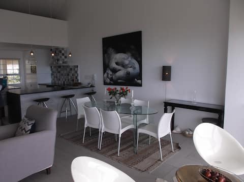 Ocean Rhythm Hermanus Trendy sea-front apartment
