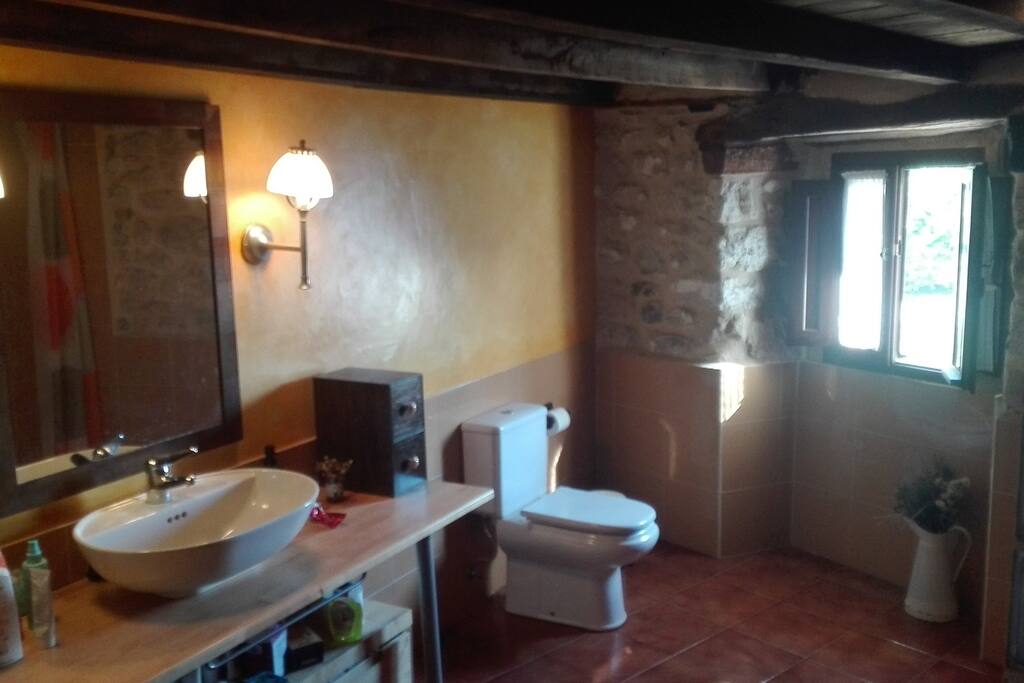 Cuarto de baño huéspedes.
