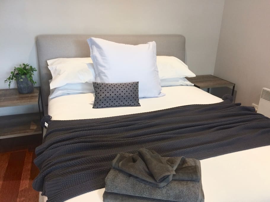 Queen Bed with Hotel Quality Bedlinen + Towels