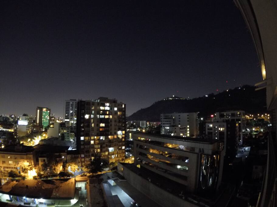 Vista nocturna terraza a la virgen del cerro San Cristobal