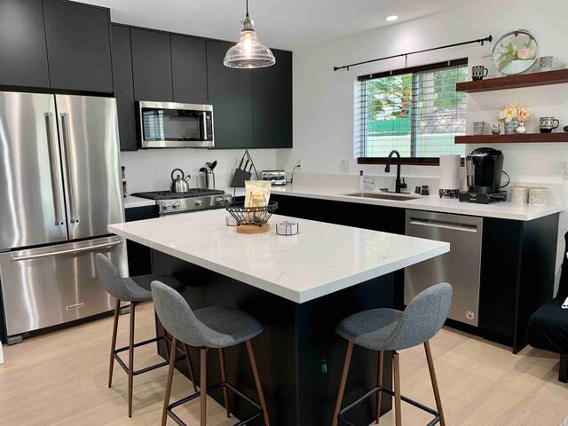 Huge house with Views of Hollywood sign! 3B/3BA