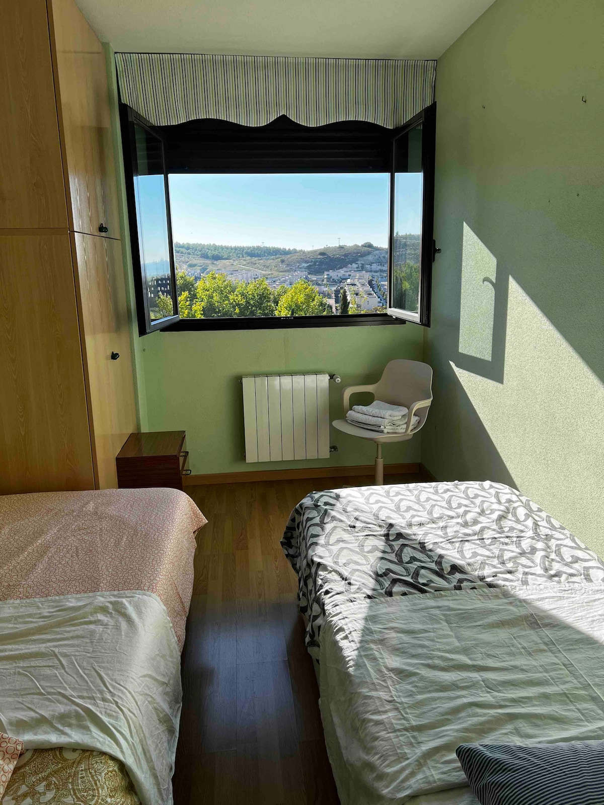 Habitación con dos camas y vistas a la montaña.