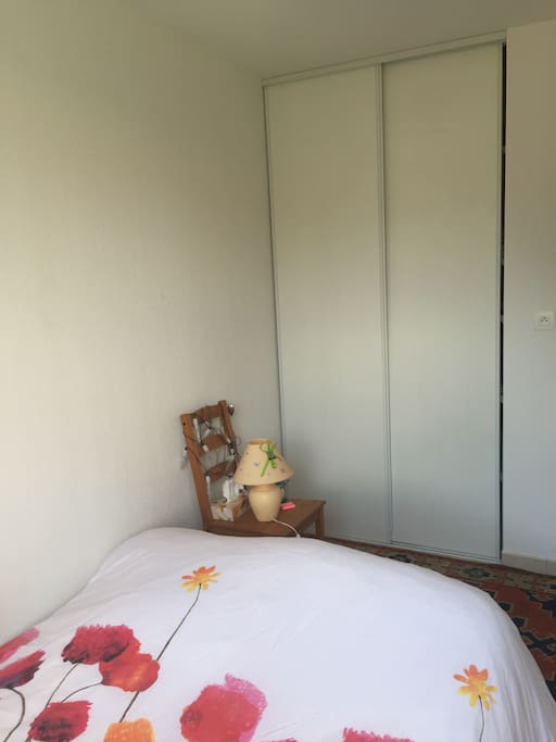 La chambre avec un grand rangement