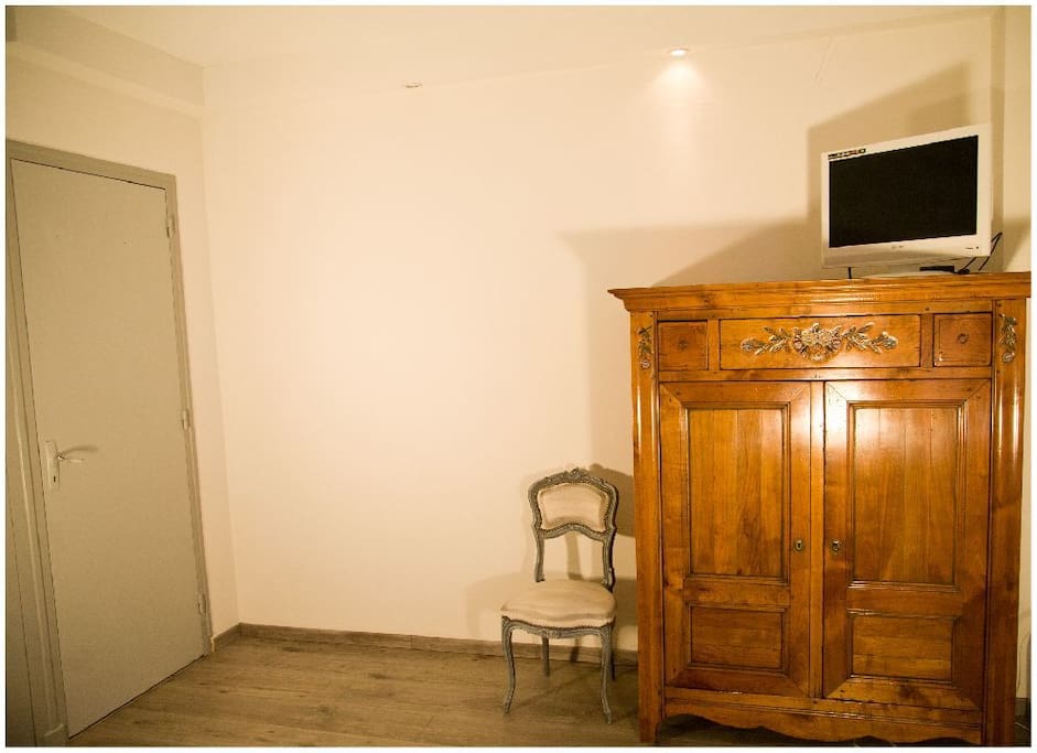 tv dans la chambre