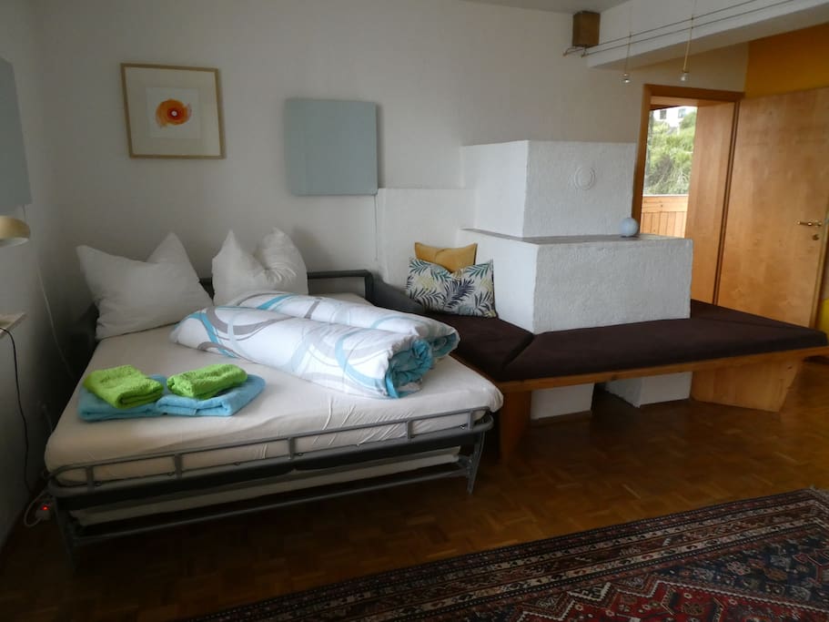 Schlafcouch als Bett hergerichtet