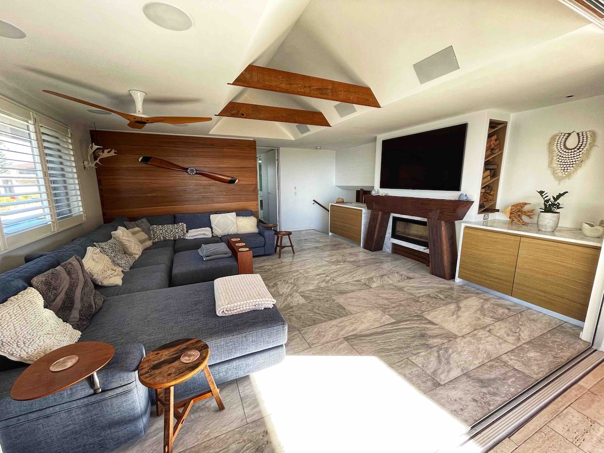 Popular Airbnb listing: Bombora  Luxury Beach House & Man Cave - Rare find in Culburra Beach