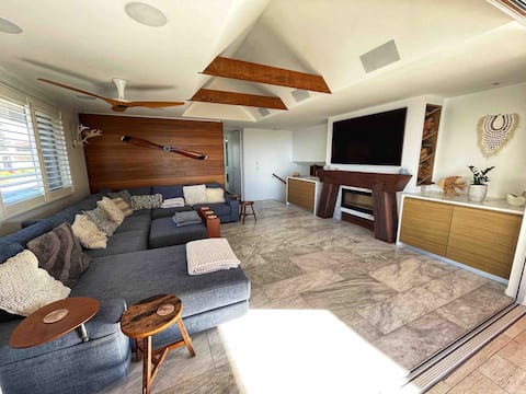Popular Airbnb listing: Bombora Luxury Beach House & Man Cave - Rare find in Culburra Beach