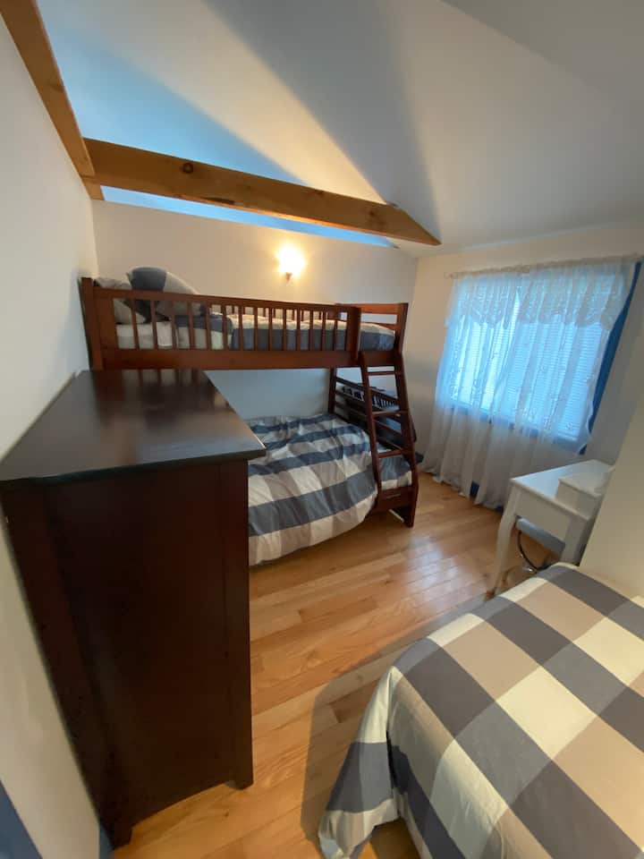 Segundo dormitorio: litera con cama doble e individual, también una cama individual separada.