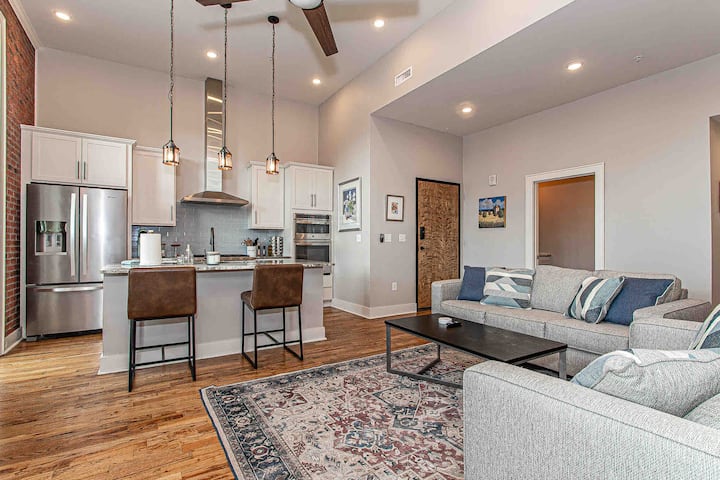 开放式厨房/餐厅/起居空间，配备不锈钢厨房用具，可容纳2人，可通往带2张沙发的起居空间。