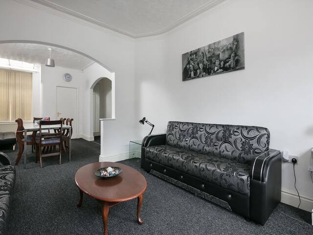 Large Townhouse Located On Arterial Route gallery image 2