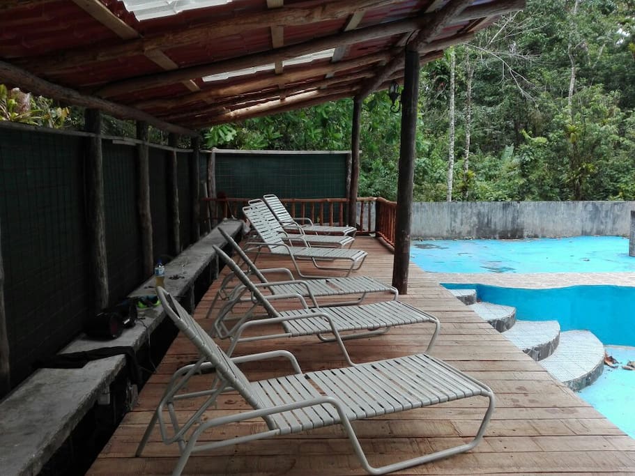 El deck de la piscina es techado y cuenta con 6 sillas, electricidad y una refrigeradora..