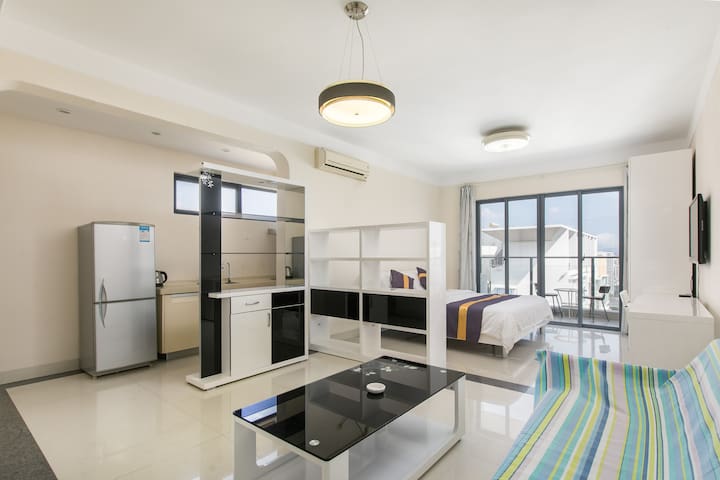 三亚，三亚湾高档小区开放式海景大床房，离海滩椰梦长廊20米，可做饭