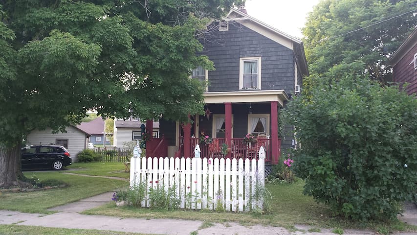 Airbnb Hamilton Vacation Rentals Places To Stay New York